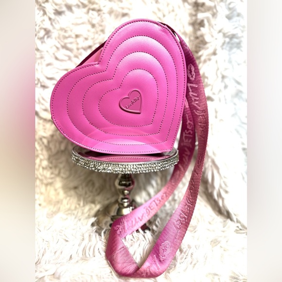 🩷🩷NWT-  Betsey Johnson, Luv Betsey, Quilted Heart-Shaped Crossbody Bag🩷🩷 - Picture 4 of 11